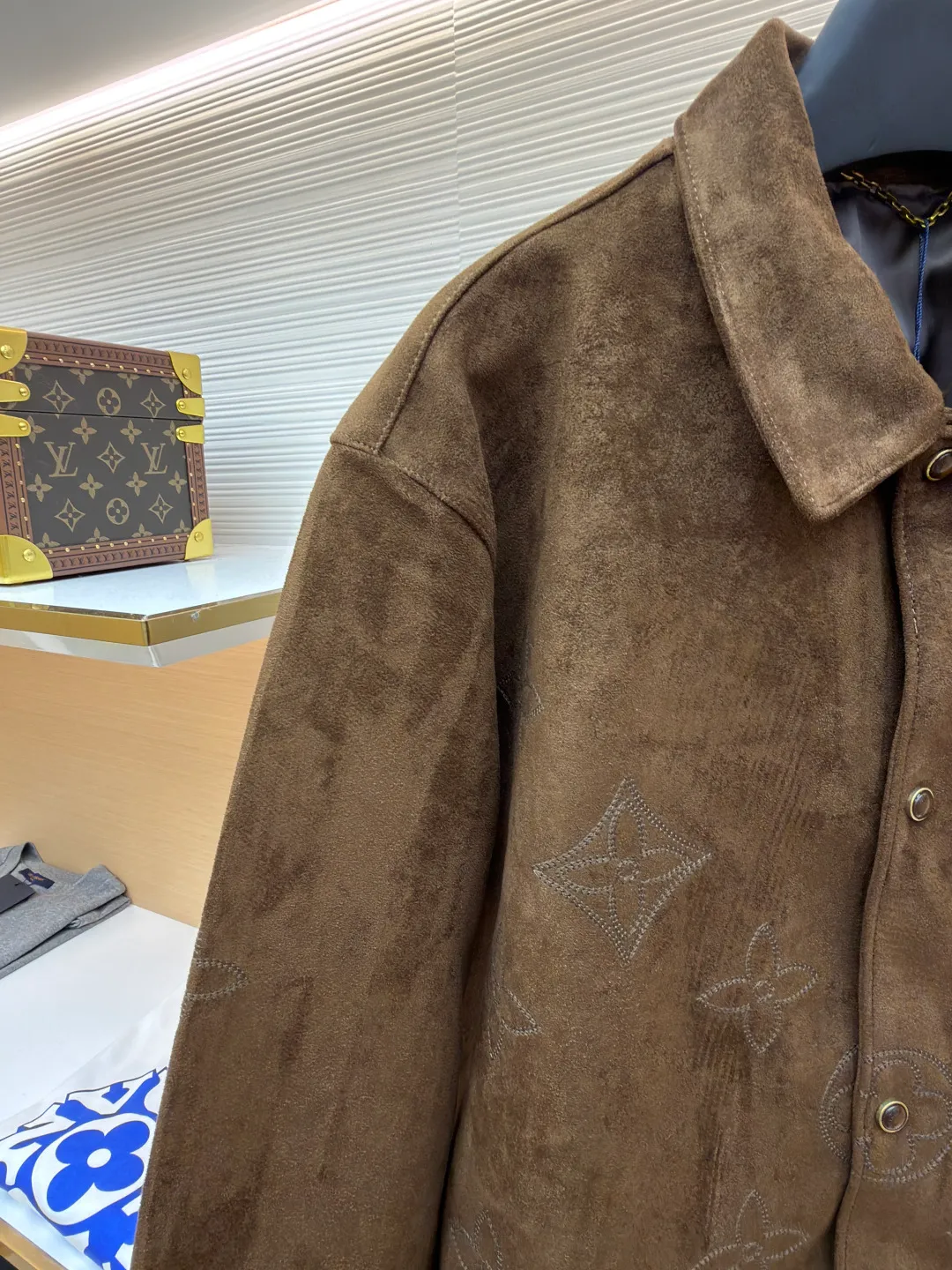 LOUIS VUITTON embroidered suede long-sleeved jacket shirt ●Original version: purchased and developed by 36622 ●Item number: 1682040-C20 ●Material: suede fabric ●Technology: embroidery production ●Color: brown ●Type: fitted version ●Weight: about 1420 grams ●Size: 48-50-52-54 ●Description: Customized original buttons With its elegant tones and exquisite anti-velvet material, it provides a perfect choice for urban elites. The simple design language contains the calmness and restraint of business people, making you feel comfortable in any occasion. The overall wiring is straight and delicate, the fabric is comfortable and soft, and the color is consistent without color difference. It can be matched with the same style to create a fashionable look and control various occasions. Customized accessories, complete with three standards, same style for men and women!